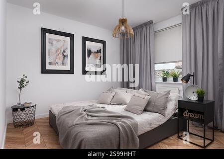 Chambre confortable avec lit double et décor moderne Banque D'Images