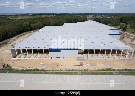 Vue aérienne d'un grand bâtiment d'entrepôt en construction Banque D'Images