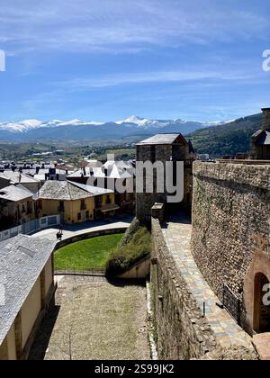 Vue depuis le château de Ponferrada de Ponferrada avec la chaîne de montagnes Cantabrique enneigée au loin Banque D'Images