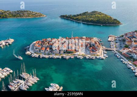 Vue aérienne de la vieille ville de Tribunj sur une petite île de la mer Adriatique, Croatie Banque D'Images