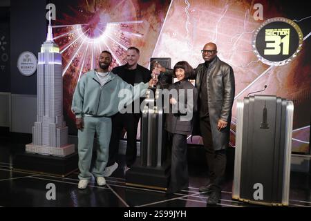 24 janvier 2025, NY, États-Unis : NEW YORK, NEW YORK - 24 JANVIER : le réalisateur Olatunde Osunsanmi, Michelle Yeoh, Omari Hardwick et Robert Kazinsky assistent à la cérémonie d'éclairage de l'Empire State Building pour célébrer la première de Star Trek : section 31 le 24 janvier 2025, à New York. L'événement a honoré le dernier chapitre de l'emblématique franchise Star Trek avec un hommage éblouissant à l'un des monuments les plus célèbres de New York. (Crédit image : © Luiz Rampelotto/ZUMA Press Wire) USAGE ÉDITORIAL SEULEMENT! Non destiné à UN USAGE commercial ! Banque D'Images