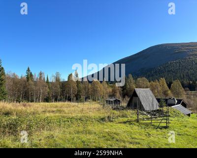 Cabanes anciennes et traditionnelles en bois dans les montagnes Banque D'Images