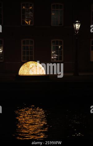 Œuvre Mirror Moon par Arnout Meijer au Festival de la lumière d'Amsterdam 2024-2025, le long d'un canal à Amsterdam, pays-Bas Banque D'Images
