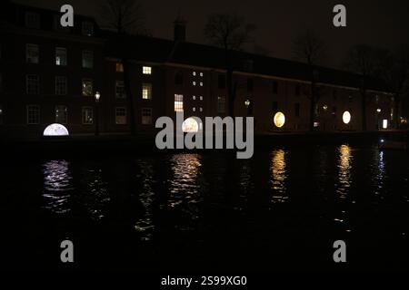 Œuvre Mirror Moon par Arnout Meijer au Festival de la lumière d'Amsterdam 2024-2025, le long d'un canal à Amsterdam, pays-Bas Banque D'Images