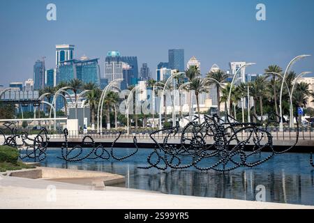 Doha, Qatar - 24 janvier 2025 : vue panoramique de Doha depuis le Musée national du Qatar Banque D'Images
