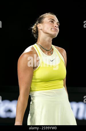 (250125) -- MELBOURNE, Jan. 25, 2025 (Xinhua) -- Aryna Sabalenka réagit lors de la finale féminine entre Aryna Sabalenka de Biélorussie et Madison Keys des États-Unis lors de l'Open d'Australie de tennis à Melbourne, Australie, le 25 janvier 2025. (Xinhua/ma Ping) Banque D'Images