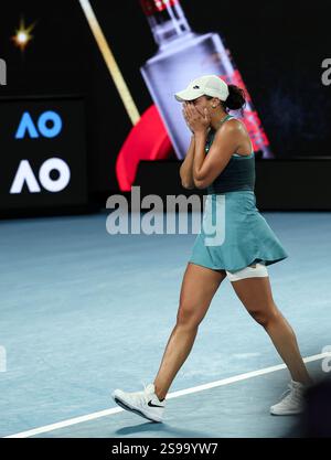 (250125) -- MELBOURNE, Jan. 25, 2025 (Xinhua) -- Madison Keys réagit après avoir remporté la finale féminine en simple entre Aryna Sabalenka de Biélorussie et Madison Keys des États-Unis à l'Open d'Australie de tennis à Melbourne, Australie, le 25 janvier 2025. (Xinhua/ma Ping) Banque D'Images
