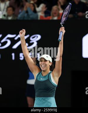 (250125) -- MELBOURNE, Jan. 25, 2025 (Xinhua) -- Madison Keys célèbre après avoir remporté la finale féminine en simple entre Aryna Sabalenka de Biélorussie et Madison Keys des États-Unis lors du tournoi de tennis de l'Open d'Australie à Melbourne, Australie, le 25 janvier 2025. (Xinhua/ma Ping) Banque D'Images