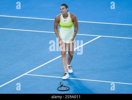 (250125) -- MELBOURNE, Jan. 25, 2025 (Xinhua) -- Aryna Sabalenka réagit lors de la finale féminine entre Aryna Sabalenka de Biélorussie et Madison Keys des États-Unis lors de l'Open d'Australie de tennis à Melbourne, Australie, le 25 janvier 2025. (Photo de Chu Chen/Xinhua) Banque D'Images