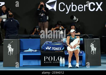 (250125) -- MELBOURNE, Jan. 25, 2025 (Xinhua) -- Madison Keys réagit après avoir remporté la finale féminine en simple entre Aryna Sabalenka de Biélorussie et Madison Keys des États-Unis à l'Open d'Australie de tennis à Melbourne, Australie, le 25 janvier 2025. (Xinhua/ma Ping) Banque D'Images
