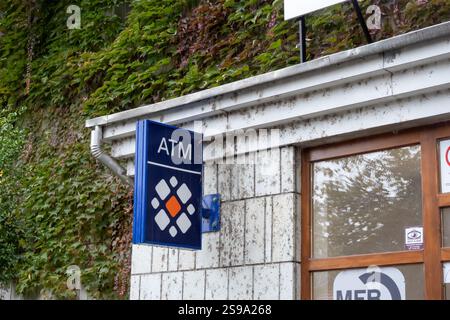 TOKAJ, HONGRIE - 27 OCTOBRE 2023 : bannière et enseigne de guichet automatique pour Takarek and MBH Bank à Tokaj, Hongrie Banque D'Images