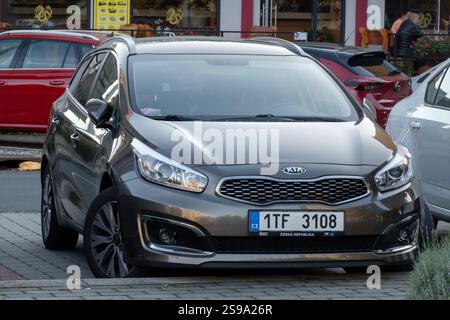 OSTRAVA, TCHÉQUIE - 3 OCTOBRE 2023 : voiture Kia Ceed SW gris foncé garée dans la rue Banque D'Images