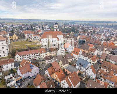 Vue aérienne d'une petite ville avec église et toits de tuiles rouges, entourée d'un paysage rural, Messkirch, district de Sigmaringen, Allemagne, Europe Banque D'Images