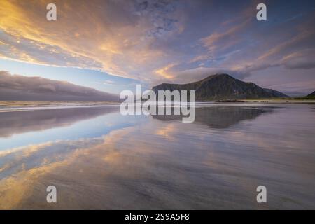 Coucher de soleil sur la plage à Skagsanden, Flakstad, Lofoten, Norvège, Europe Banque D'Images