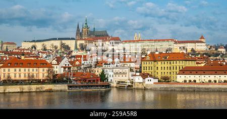 Vue panoramique du château de Prague avec la rivière Vltava, Praha, République tchèque Banque D'Images