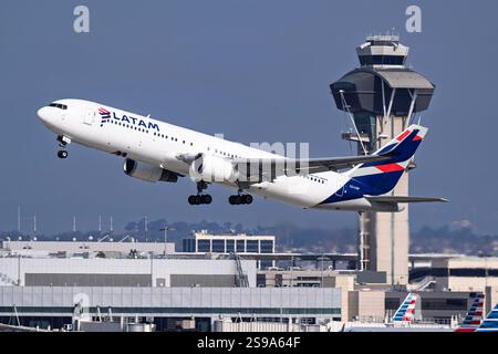 Aéroport international de Los Angeles Aéroport 1-18-2025 Inglewood, CA USA LATAM Airlines Boeing 767-300ER CC-CXF départ de 25R à l'aéroport international de Los Angeles Banque D'Images