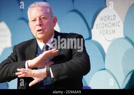 Davos, Suisse. 23 janvier 2025. L'ancien vice-président américain Al Gore prend la parole lors du panel « Nouveau trilemme - climat, développement et classe moyenne » lors du Forum économique mondial annuel à Davos. Le WEF - Forum économique mondial, fondé par Klaus Schwab en 1971, tient sa réunion annuelle à Davos, en Suisse, réunissant des dirigeants mondiaux pour discuter des questions économiques, sociales et environnementales. Connu pour son influence et son approche des sujets d'actualité, le forum est également critiqué pour son élitisme perçu et ses résultats tangibles limités. Crédit : Orjan Ellingvag/Alamy Live News Banque D'Images
