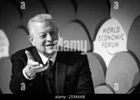 Davos, Suisse. 23 janvier 2025. L'ancien vice-président américain Al Gore prend la parole lors du panel « Nouveau trilemme - climat, développement et classe moyenne » lors du Forum économique mondial annuel à Davos. Le WEF - Forum économique mondial, fondé par Klaus Schwab en 1971, tient sa réunion annuelle à Davos, en Suisse, réunissant des dirigeants mondiaux pour discuter des questions économiques, sociales et environnementales. Connu pour son influence et son approche des sujets d'actualité, le forum est également critiqué pour son élitisme perçu et ses résultats tangibles limités. Crédit : Orjan Ellingvag/Alamy Live News Banque D'Images