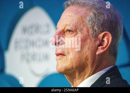 Davos, Suisse. 23 janvier 2025. L'ancien vice-président américain Al Gore prend la parole lors du panel « Nouveau trilemme - climat, développement et classe moyenne » lors du Forum économique mondial annuel à Davos. Le WEF - Forum économique mondial, fondé par Klaus Schwab en 1971, tient sa réunion annuelle à Davos, en Suisse, réunissant des dirigeants mondiaux pour discuter des questions économiques, sociales et environnementales. Connu pour son influence et son approche des sujets d'actualité, le forum est également critiqué pour son élitisme perçu et ses résultats tangibles limités. Crédit : Orjan Ellingvag/Alamy Live News Banque D'Images