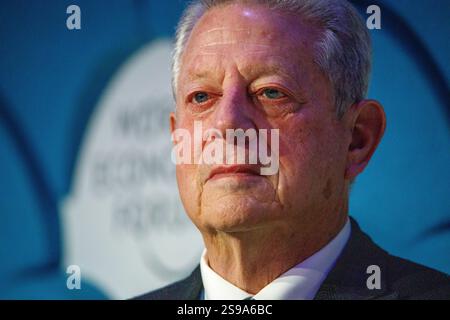 Davos, Suisse. 23 janvier 2025. L'ancien vice-président américain Al Gore prend la parole lors du panel « Nouveau trilemme - climat, développement et classe moyenne » lors du Forum économique mondial annuel à Davos. Le WEF - Forum économique mondial, fondé par Klaus Schwab en 1971, tient sa réunion annuelle à Davos, en Suisse, réunissant des dirigeants mondiaux pour discuter des questions économiques, sociales et environnementales. Connu pour son influence et son approche des sujets d'actualité, le forum est également critiqué pour son élitisme perçu et ses résultats tangibles limités. Crédit : Orjan Ellingvag/Alamy Live News Banque D'Images