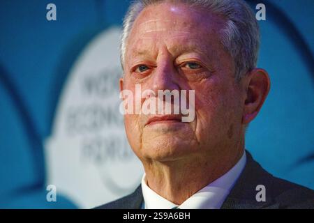 Davos, Suisse. 23 janvier 2025. L'ancien vice-président américain Al Gore prend la parole lors du panel « Nouveau trilemme - climat, développement et classe moyenne » lors du Forum économique mondial annuel à Davos. Le WEF - Forum économique mondial, fondé par Klaus Schwab en 1971, tient sa réunion annuelle à Davos, en Suisse, réunissant des dirigeants mondiaux pour discuter des questions économiques, sociales et environnementales. Connu pour son influence et son approche des sujets d'actualité, le forum est également critiqué pour son élitisme perçu et ses résultats tangibles limités. Crédit : Orjan Ellingvag/Alamy Live News Banque D'Images