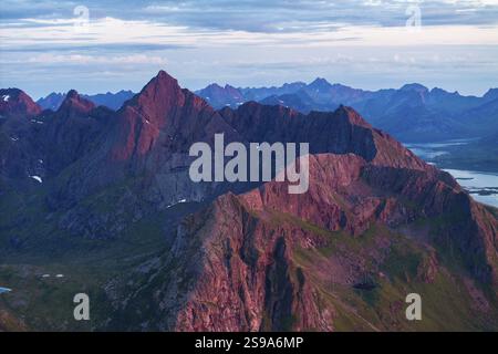 Vue de la montagne Flakstadtind aux sommets environnants, Lofoten, Norvège, Europe Banque D'Images