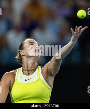 (250125) -- MELBOURNE, Jan. 25, 2025 (Xinhua) -- Aryna Sabalenka sert lors de la finale féminine de simple entre Aryna Sabalenka de Biélorussie et Madison Keys des États-Unis à l'Open d'Australie de tennis à Melbourne, Australie, le 25 janvier 2025. (Photo de Hu Jingchen/Xinhua) Banque D'Images