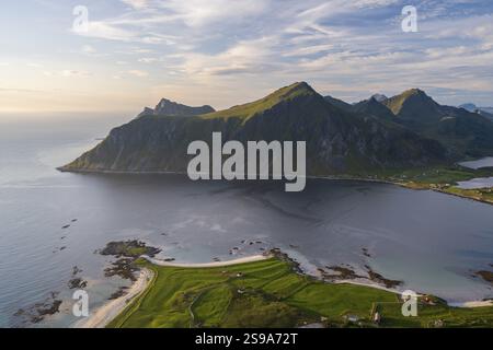 Vue de Flakstadtind montagne à Skagsanden plage et montagnes, Lofoten, Norvège, Europe Banque D'Images