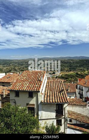 Paysage rural d'une petite ville espagnole avec vue sur les montagnes. Morella en espagnol Banque D'Images