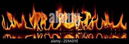 Des flammes de feu sur un fond noir Banque D'Images