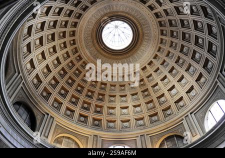 Temple du Panthéon avec le trou sur le toit à Rome, Latium en Italie, impressionnant dôme intérieur avec des motifs classiques et la lumière entrant par le Banque D'Images