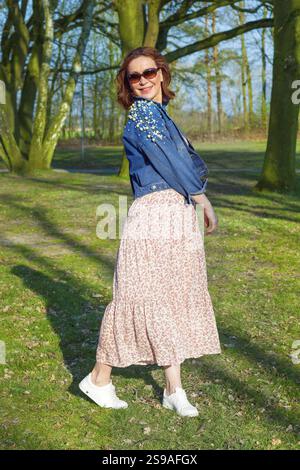 Portrait d'une belle femme d'âge moyen posant dans le parc Banque D'Images