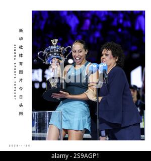 (250125) -- PÉKIN, 25 janvier 2025 (Xinhua) -- Madison Keys (l) des États-Unis réagit après avoir reçu le trophée de l'ancienne joueuse de tennis Evonne Goolagong Cawley lors de la cérémonie de remise des prix après avoir remporté la finale de simple féminine contre Aryna Sabalenka de Biélorussie à l'Open d'Australie, Melbourne, Australie, 25 janvier 2025. (Xinhua/ma Ping) Banque D'Images