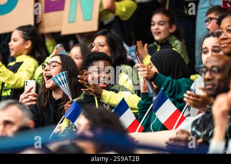 Les fans acclament les athlètes lors de l'Open de Karaté de Paris 2025, 2025 Karaté 1-premier League Paris au stade Pierre de Coubertin à Paris, France, le 25 janvier 2025 Banque D'Images