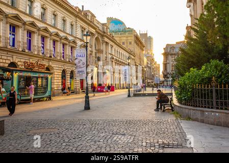 Vue sur la rue d'une route pavée à la vieille ville historique de Bucarest en Roumanie Banque D'Images