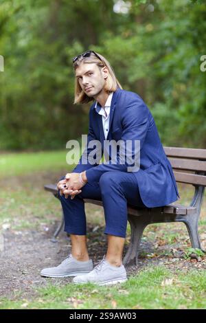 Portrait d'un jeune homme beau et élégant dans un costume élégant. Portrait de mode extérieur Banque D'Images