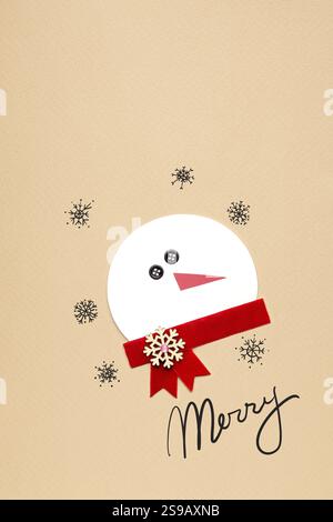 Photo créative d'un bonhomme de neige fou en papier sur fond brun Banque D'Images