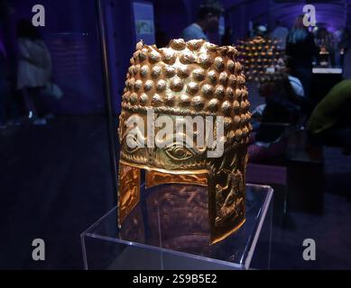 Bucarest, Roumanie. 25 janvier 2025 : le casque doré de Cotofenesti, casque géto-dacien en or massif datant de la seconde moitié du Ve siècle av. J.-C., a été volé, avec trois autres bracelets daciens (pas sur la photo), dans la nuit du 24 au 25 janvier 2025, au Drents Museum on the Brink à Assen, pays-Bas. Ces artefacts belons au Musée National d'histoire de Roumanie. PHOTO DU DOSSIER : le casque de Coțofenești, en or massif, exposé dans la salle au trésor du Musée National d'histoire roumaine pendant la longue nuit des musées, le 20 mai 2017. Crédit : Lucian Alecu/Alamy Live News Banque D'Images