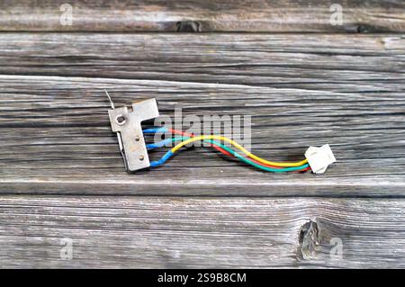 Le Caire, Égypte, 16 décembre 2024 : micro-interrupteur pièces de rechange chauffe-eau à gaz micro-interrupteur, un composant qui est déclenché en interne par un roseau métallique, causi Banque D'Images