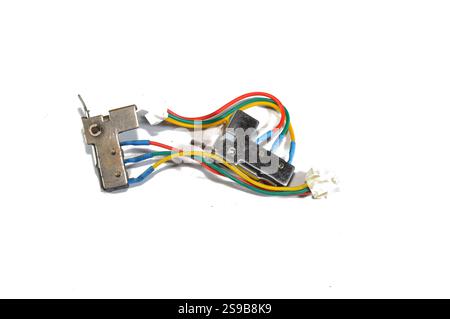 Le Caire, Égypte, 16 décembre 2024 : micro-interrupteur pièces de rechange chauffe-eau à gaz micro-interrupteur, un composant qui est déclenché en interne par un roseau métallique, causi Banque D'Images