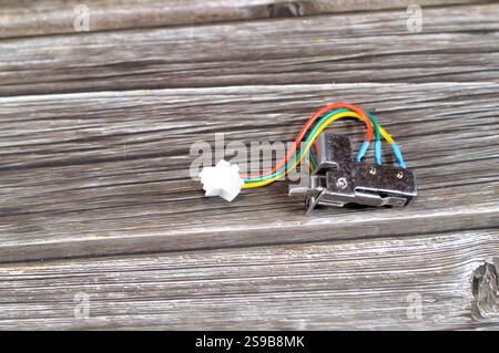 microrupteur pièces de rechange chauffe-eau à gaz microrupteur, un composant qui est déclenché en interne par un reed métallique, provoquant la conduction du circuit Banque D'Images