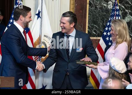 Le vice-président des États-Unis JD Vance, à gauche, serre la main au secrétaire américain à la Défense Pete Hegseth, au centre, après avoir prêté serment d'office dans la salle des traités indiens dans le bâtiment du bureau exécutif Eisenhower sur le campus de la Maison Blanche à Washington, DC le samedi 25 janvier 2025. Tenant la Bible à droite est la femme de Hegseth, Jennifer Rauchet Hegseth. Photo de Ron Sachs / UPI Banque D'Images