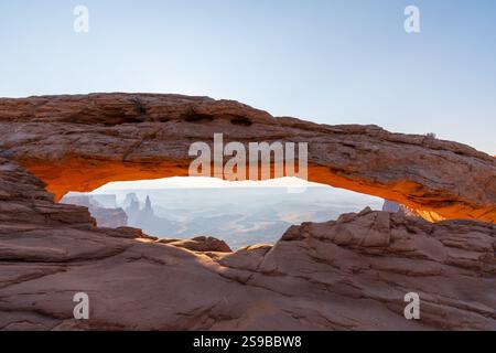 Mesa Arch après le lever du soleil dans le parc national de Canyonlands près de Moab, Utah, États-Unis Banque D'Images