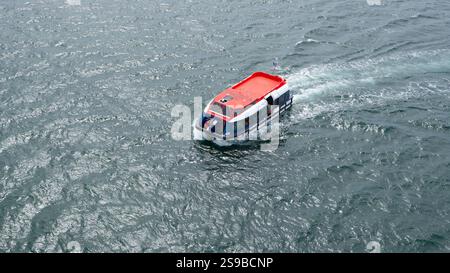 San Juan del sur, Nicaragua - 09 mai 2019 : bateau de sauvetage flotte sur la mer. Bateau de croisière touristique tendre en mer. Bateau de sauvetage. Navire de ravitaillement de navire de croisière Banque D'Images