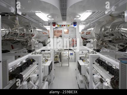 Salle des moteurs de yacht moderne de Feadship, Callisto avec équipement brillant avancé et design d'intérieur blanc Banque D'Images