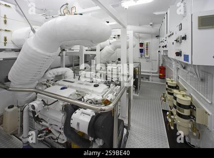 Salle des moteurs de yacht moderne de Feadship, Callisto avec équipement brillant avancé et design d'intérieur blanc Banque D'Images