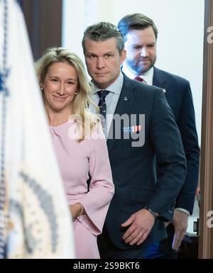 De gauche à droite : Jennifer Rauchet Hegseth, le secrétaire à la Défense des États-Unis Pete Hegseth et le vice-président américain JD Vance arrivent pour la cérémonie de serment du secrétaire Hegseth dans la salle des traités indiens dans le bâtiment du bureau exécutif Eisenhower sur le campus de la Maison Blanche à Washington, DC le samedi 25 janvier 2025. Photo de Ron Sachs / UPI Banque D'Images