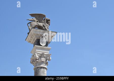 UDINE, ITALIE - 14 JUILLET 2024 : colonne historique avec la statue du lion ailé de Saint Marc ou lion vénitien sur la Piazza della Liberta Banque D'Images