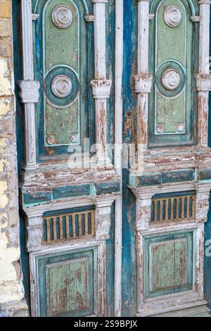 Vieilles portes en bois. Maison abandonnée. Détails bleu vert Banque D'Images