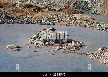 Hautes Tatras - Slovaquie - le détail du lac Zabie pleso en amarrage d'automne. Banque D'Images